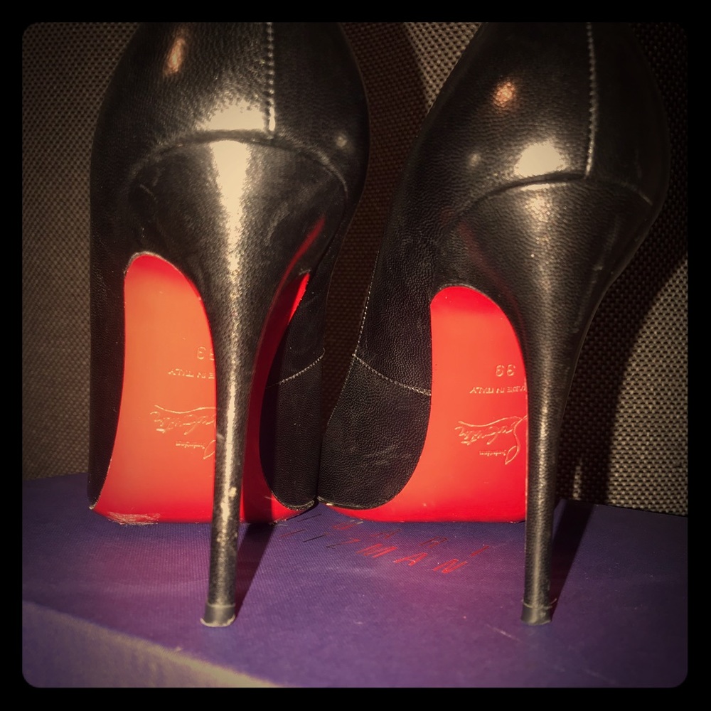AUTHENTIC Christian Louboutin Maudissima Pump
